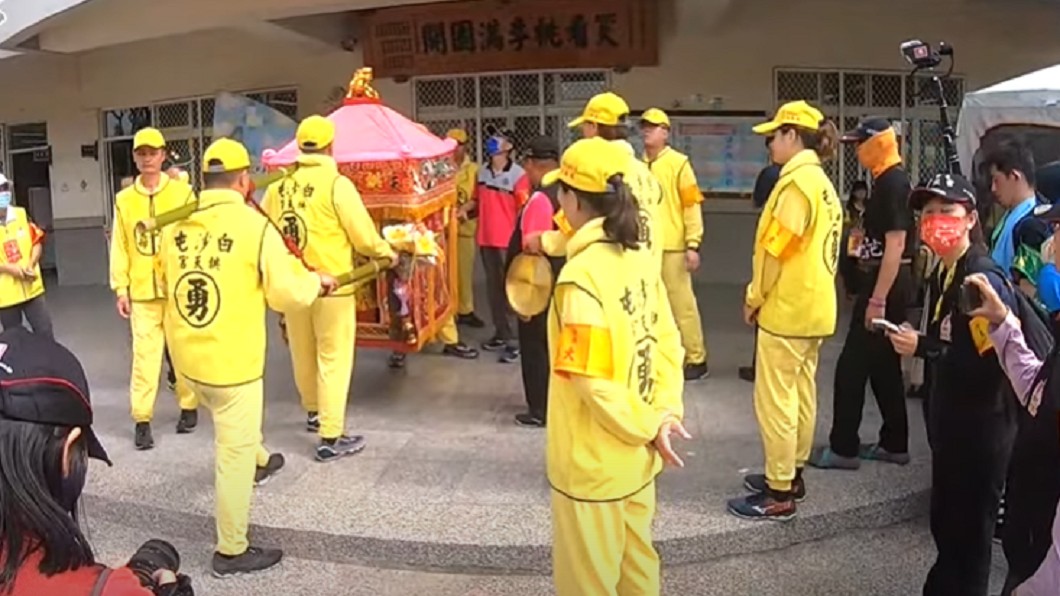 白沙屯媽祖鑾轎進入校園中。（圖／翻攝自《白沙屯拱天宮》YouTube）