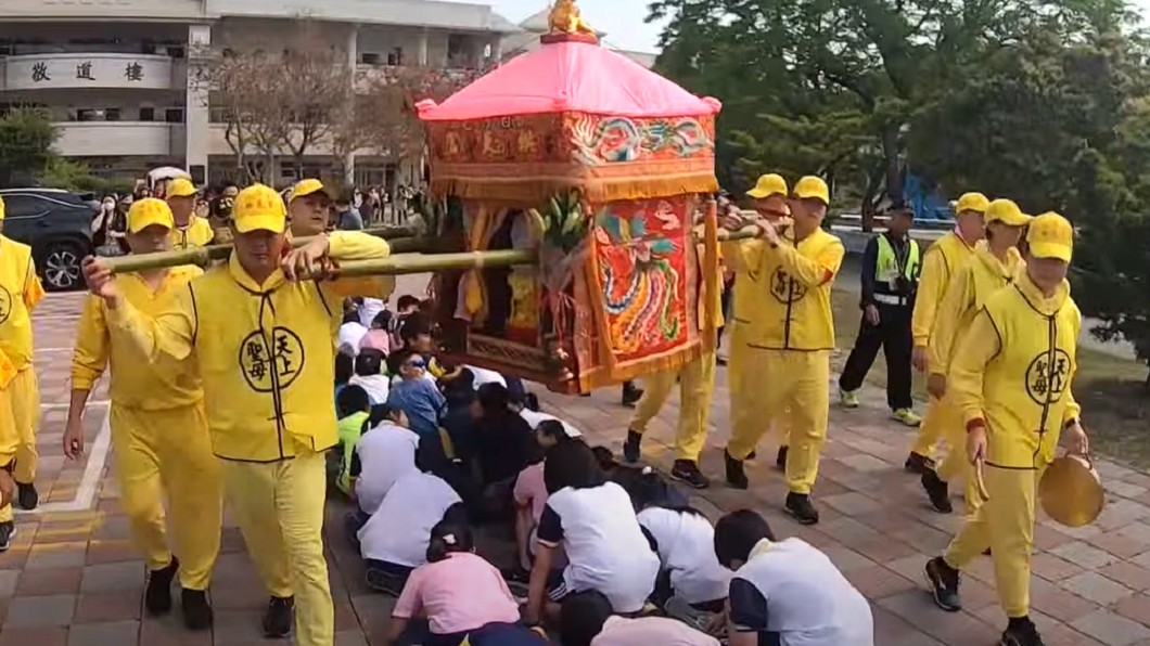 小朋友樂喊我愛祢!白沙屯媽祖鑾轎急「大轉彎衝進國小」