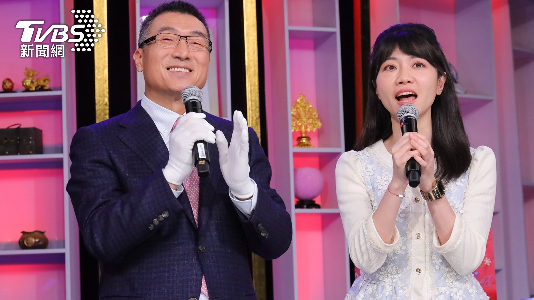 高嘉瑜(圖右)和秦老闆一見如故,在節目中一起合唱招牌歌〈隱形的翅膀〉。(圖/JET提供)