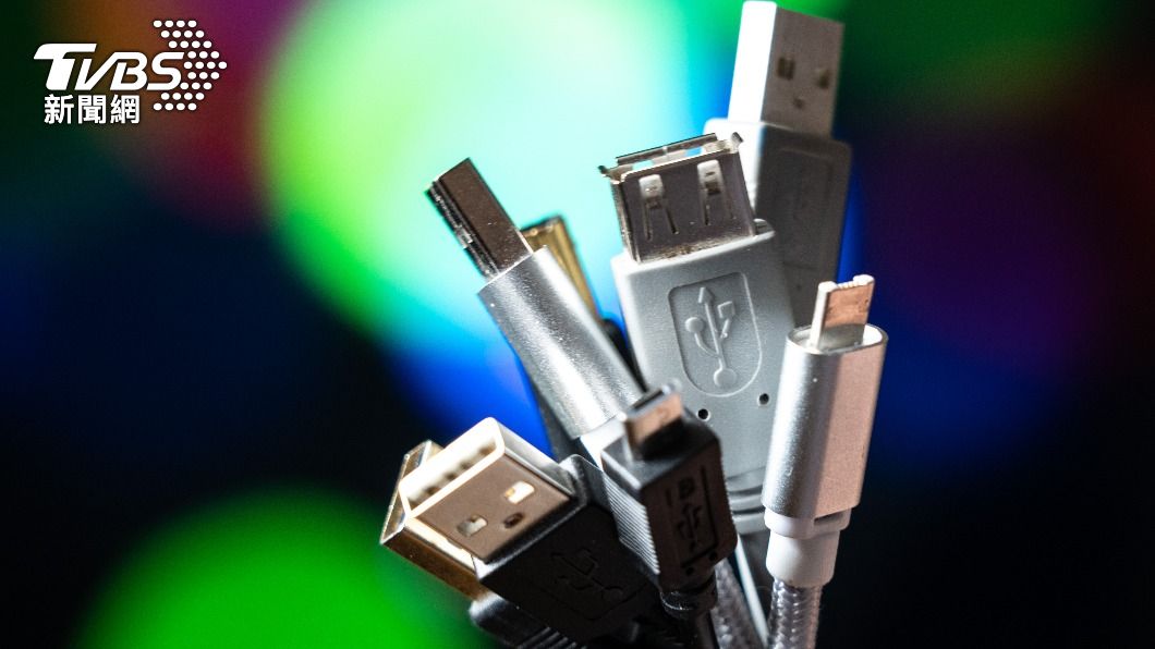 女子僅用充電線便能解開門鍊鎖。(示意圖/shutterstock達志影像)