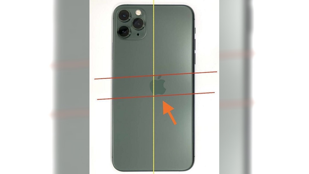 這是iPhone 11 Pro手機的Logo往右上方偏移。(圖/翻攝自推特)