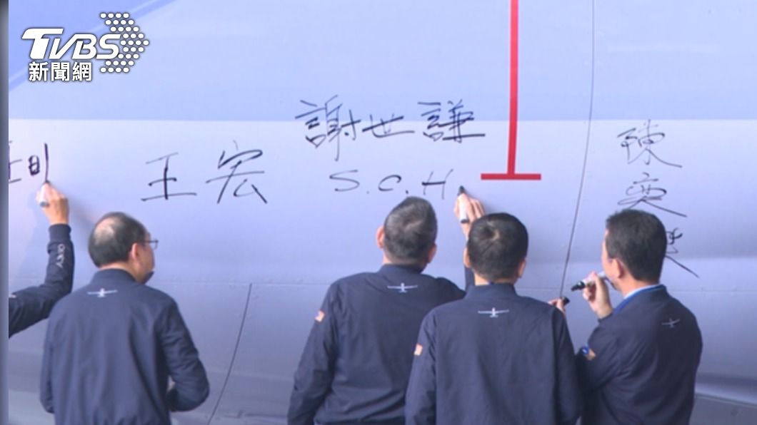 活動開放粉絲在機腹上簽名，董事長謝世謙也簽名留戀。（圖／TVBS）