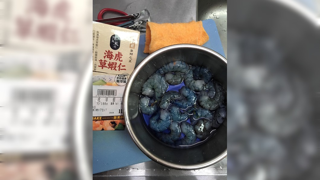 清水變成靛色。(圖/翻攝自我愛全聯-好物老實說)