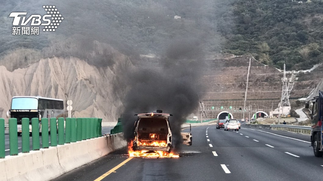 國3高雄中寮隧道前火燒車 5人遭火吻燒燙傷送醫