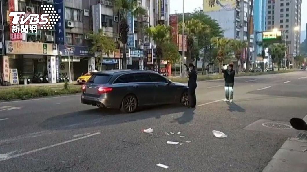 台北婦「突現馬路中」遭賓士車撞飛 搶救2小時身亡