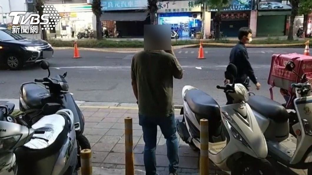 駕駛稱，發現有人在車頭右邊時已來不及閃避。（圖／TVBS）