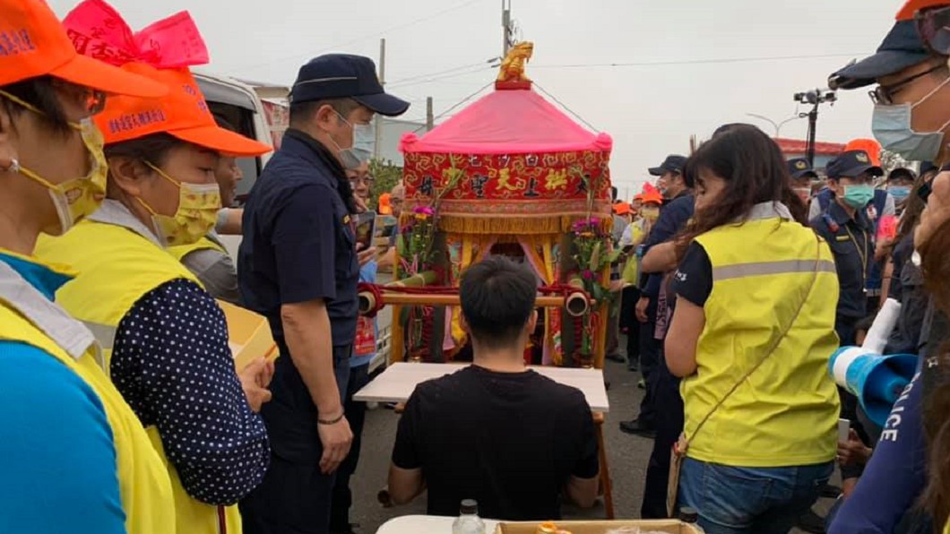 白沙媽停駕於米糕點心站。(圖/翻攝自白沙屯拱天宮臉書)