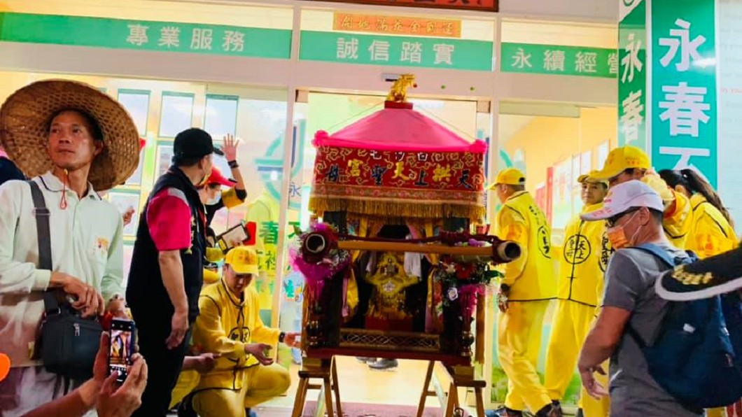 白沙媽停駕於不動產公司。(圖/翻攝自白沙屯拱天宮臉書)