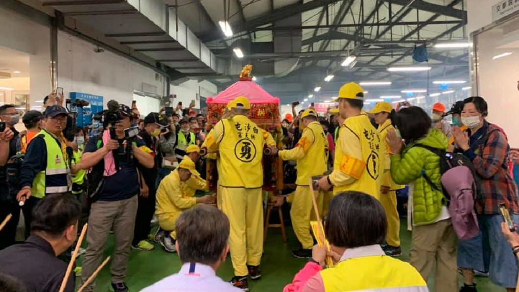 白沙媽停駕於日系車廠。(圖/翻攝自白沙屯拱天宮臉書)