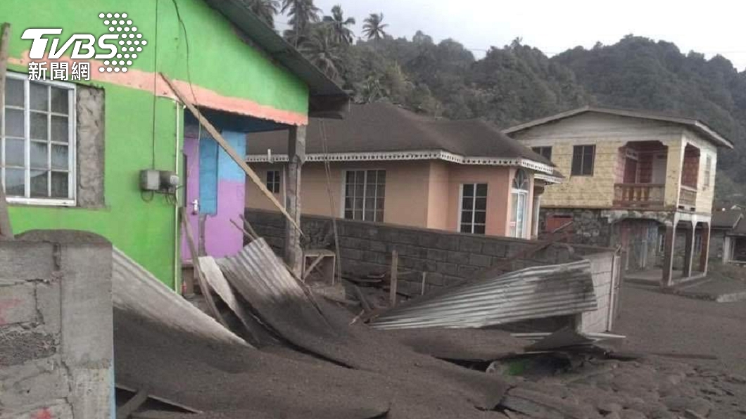 聖文森及格瑞那丁的蘇弗里耶爾火山爆發導致當地遭到火山灰覆蓋,緊急撤離逾2萬人。(圖/TVBS)