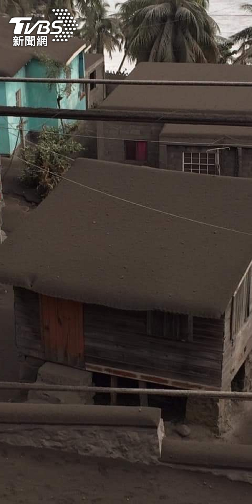 聖文森及格瑞那丁的蘇弗里耶爾火山爆發導致當地遭到火山灰覆蓋,緊急撤離逾2萬人。(圖/TVBS)