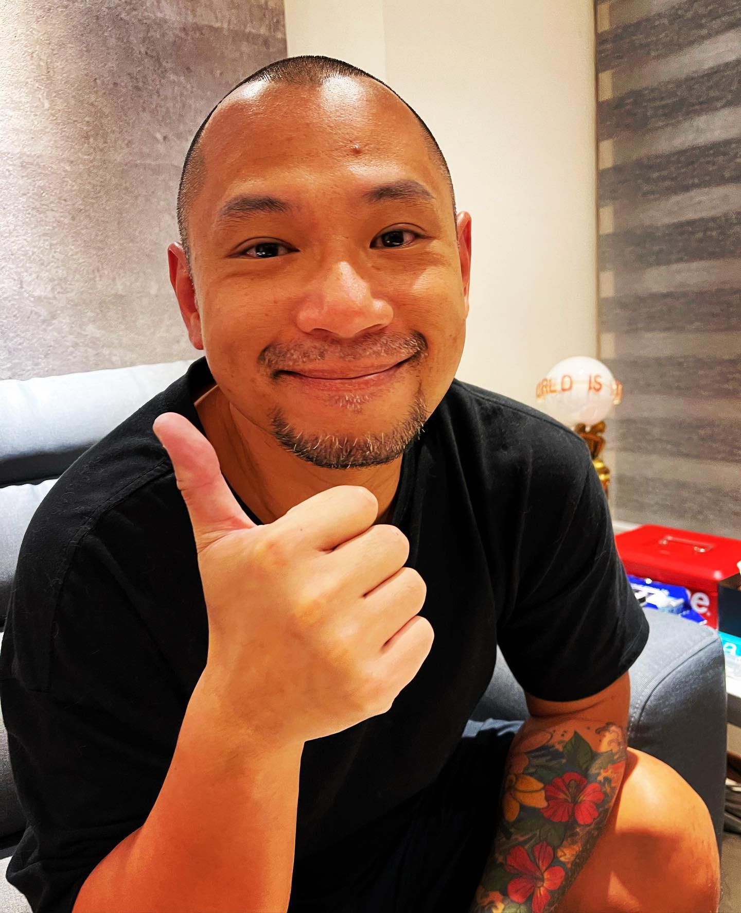 金剛表示目前決定先觀察傷口,再決定是否動刀。(圖/翻攝自金剛(李信樵)臉書)