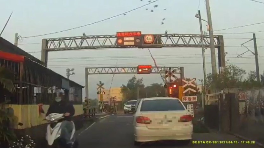 一輛休旅車過平交道柵欄秒放,卡在平交道上動彈不得。(圖/翻攝自爆料公社)