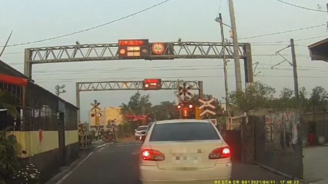 自強號險撞!柵欄升起又秒放 車卡平交道男急救援