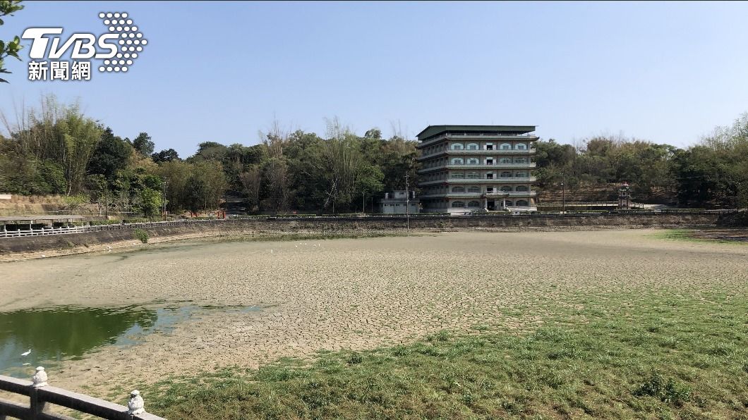台南古剎赤山龍湖巖湖泊見底。(圖/中央社)