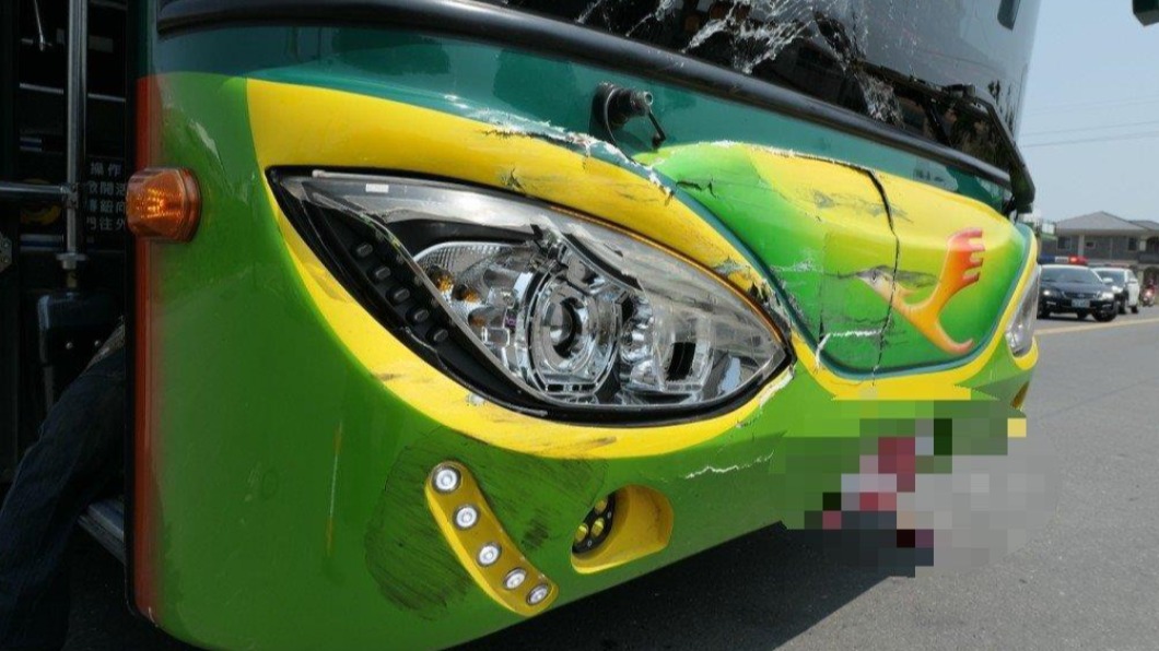 遊覽車車頭毀損。(圖/翻攝自東港五四三臉書)