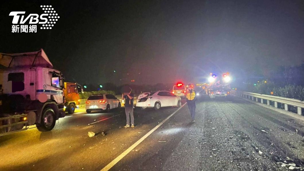 轎車失控撞國道護欄乘客被拋飛 後車輾過釀1死1傷