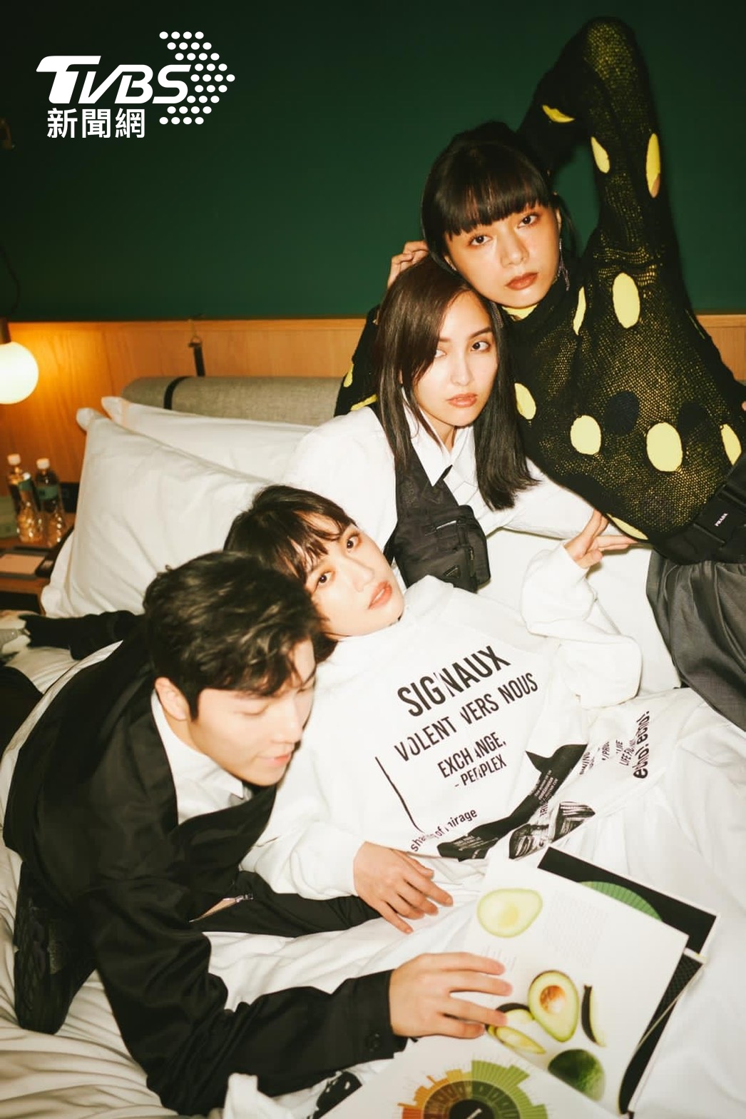 好友4人合照初體驗拍攝PRADA SS21系列春夏新裝。(圖/Ryan提供)