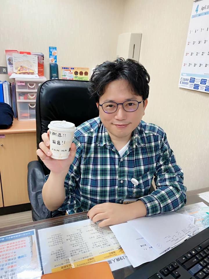 江坤俊透露每位病患進入診間後都對醫護人員說「你們辛苦了」。(圖/翻攝自江坤俊臉書)