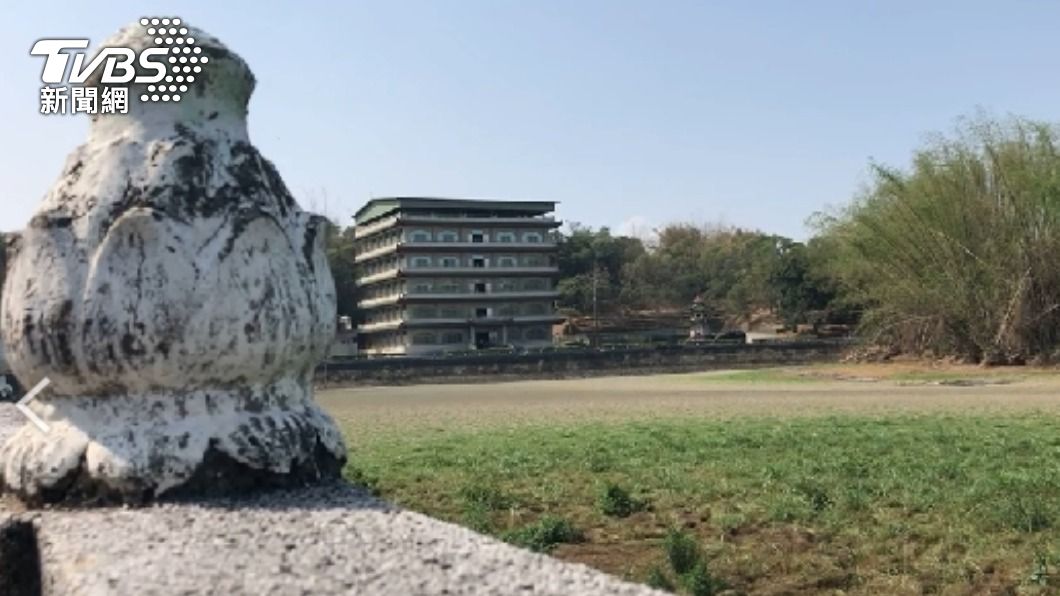 百年罕見旱象！台南古剎赤山龍湖巖　湖泊乾涸見底