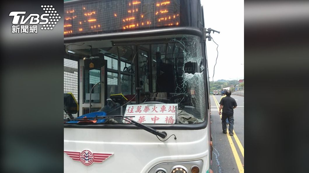 樹林地下道貨車載物過長 直插對向客運玻璃駕駛傷