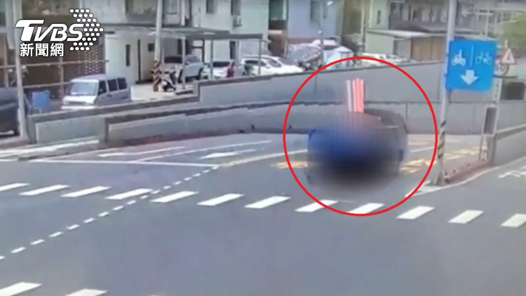小貨車進入地下道前水管已滑落。(圖/TVBS)