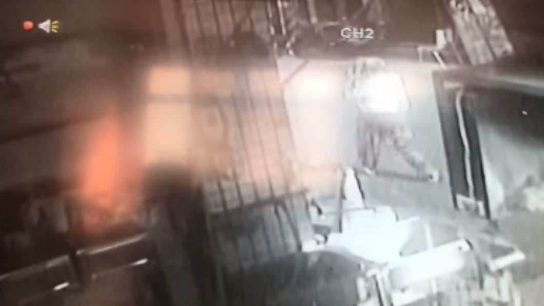 店家氣得將監視器畫面PO網,提醒其他業者多加留意。(圖/翻攝自鳳山人在地大小事)