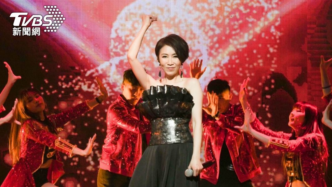 李翊君開唱慘摔原形畢露 台上突「哽咽痛哭」歌迷不捨