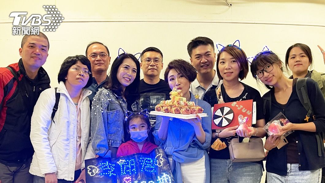 歌迷驚喜現身後台為她慶生。(圖/寬宏藝術提供)