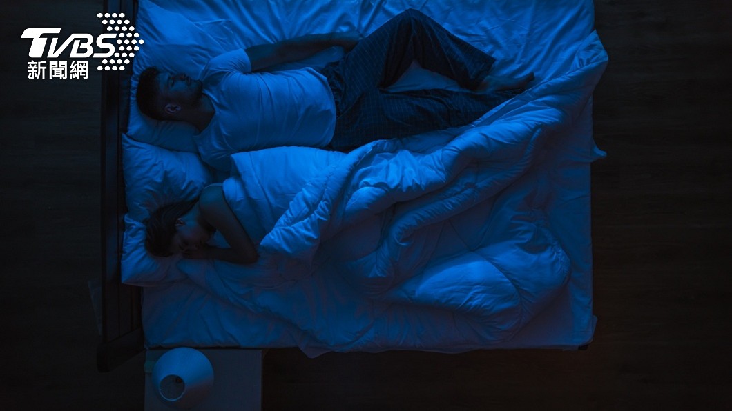 妻半夜發抖醒來現「第二人格」 夫睹變身瞬間嚇到閃尿
