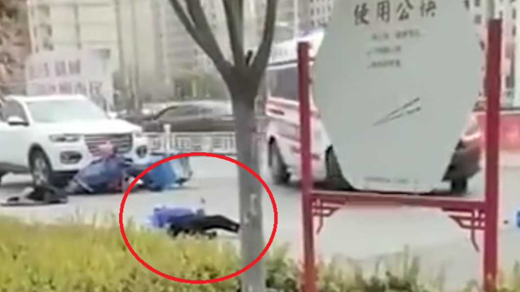 車禍後的外送員躺在地上等待救護車。(圖/翻攝自《紅星新聞》)