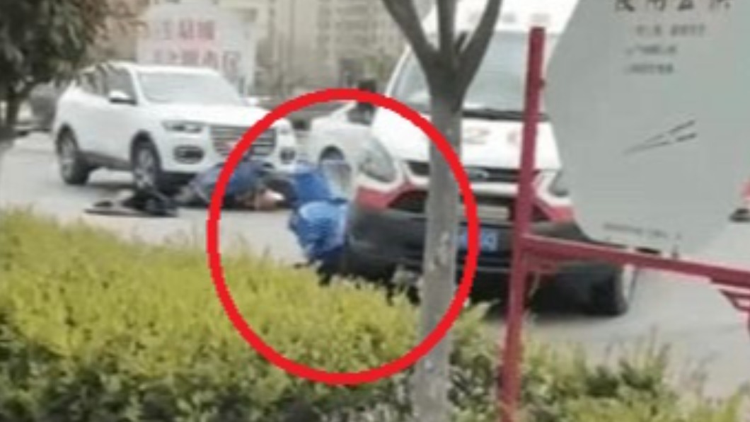 陸外送員車禍躺地 遭救護車「二度輾下身」小腿骨裂