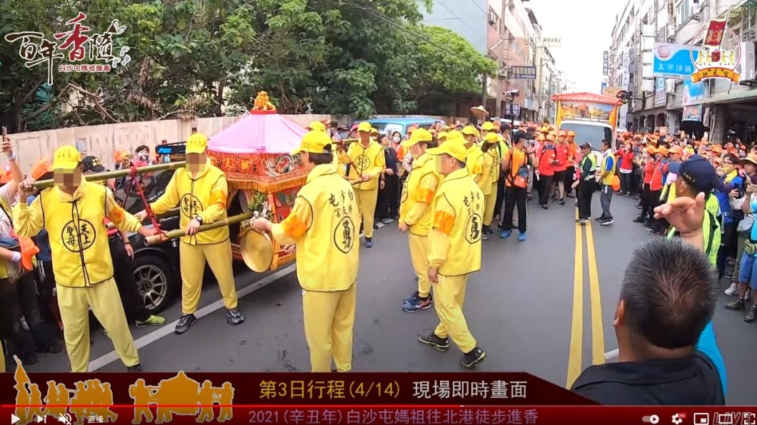 白沙屯拱天宮媽祖突然停在路旁。(圖/翻攝自白沙屯拱天宮YouTube)