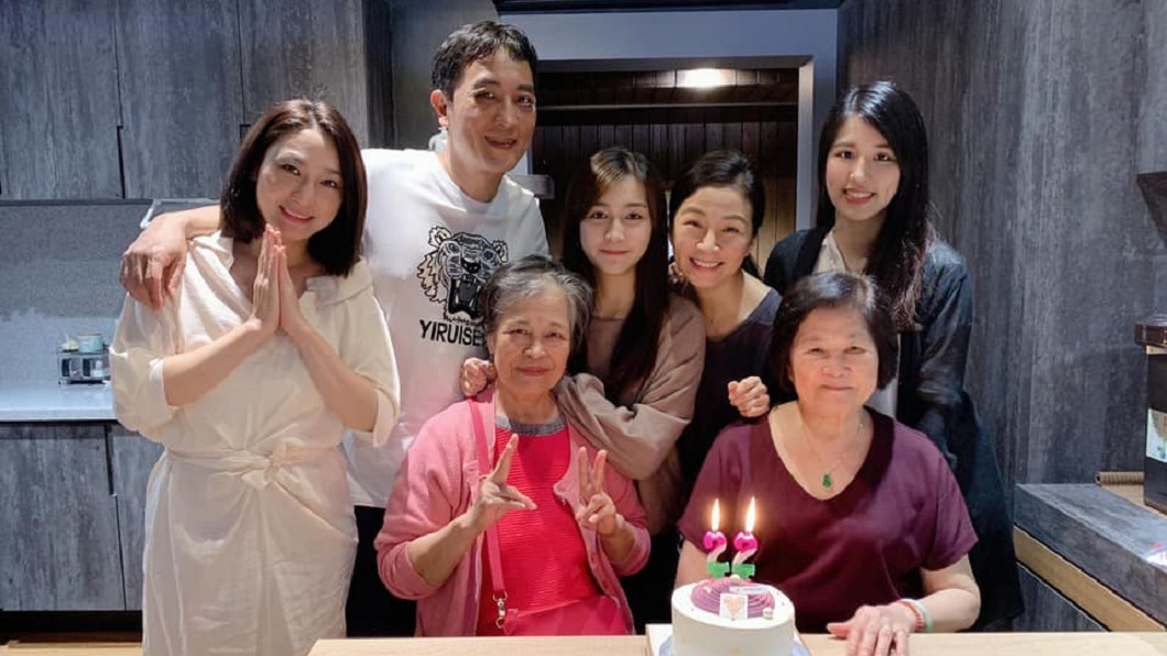 齊薇喜迎22歲生日,包括方文琳、于冠華等最愛的家人都來為她慶生。(圖/翻攝自齊薇臉書)