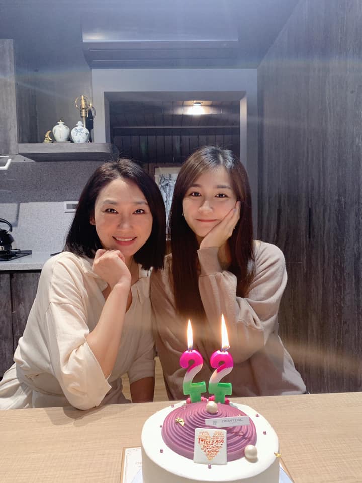 于冠華現任妻子和齊薇合照。(圖/翻攝自齊薇臉書)