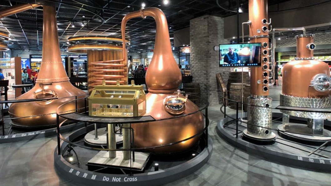 昇恆昌Whisky 101威士忌體驗館內的超大蒸餾器具，帶領民眾了解威士忌的製作過程。（圖／翻攝自跟著尼力吃喝玩樂）