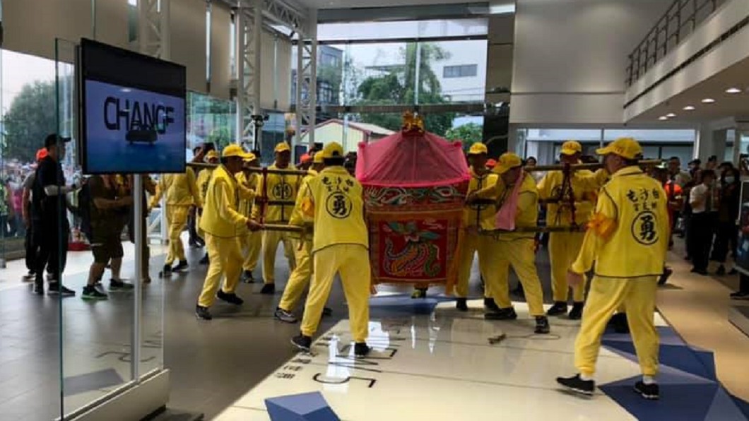 白沙屯媽祖鑾轎「粉紅超跑」13日進駐車廠休息1晚。(圖/翻攝自白沙屯拱天宮臉書)