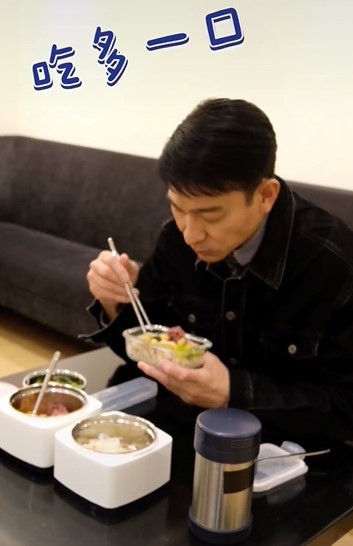 劉德華緩慢享用晚餐。(圖/翻攝自劉德華抖音)