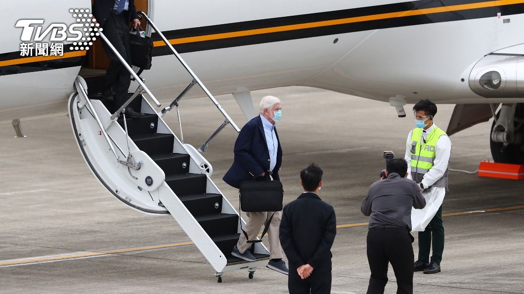 美前參議員陶德搭乘專機抵台。（圖／中央社）