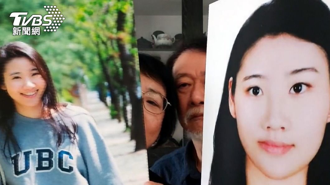 曾以琳父母拿著女兒的照片,非常悲戚。(圖/中央社)