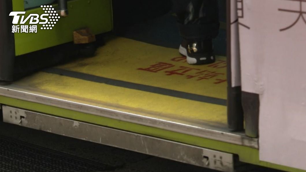 還沒上車!女被公車夾住拖行 新北市府:最高可罰9萬