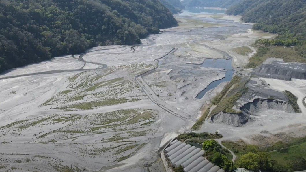 整條河水消失!霧社水庫「冒出大草原」空拍震撼畫面曝