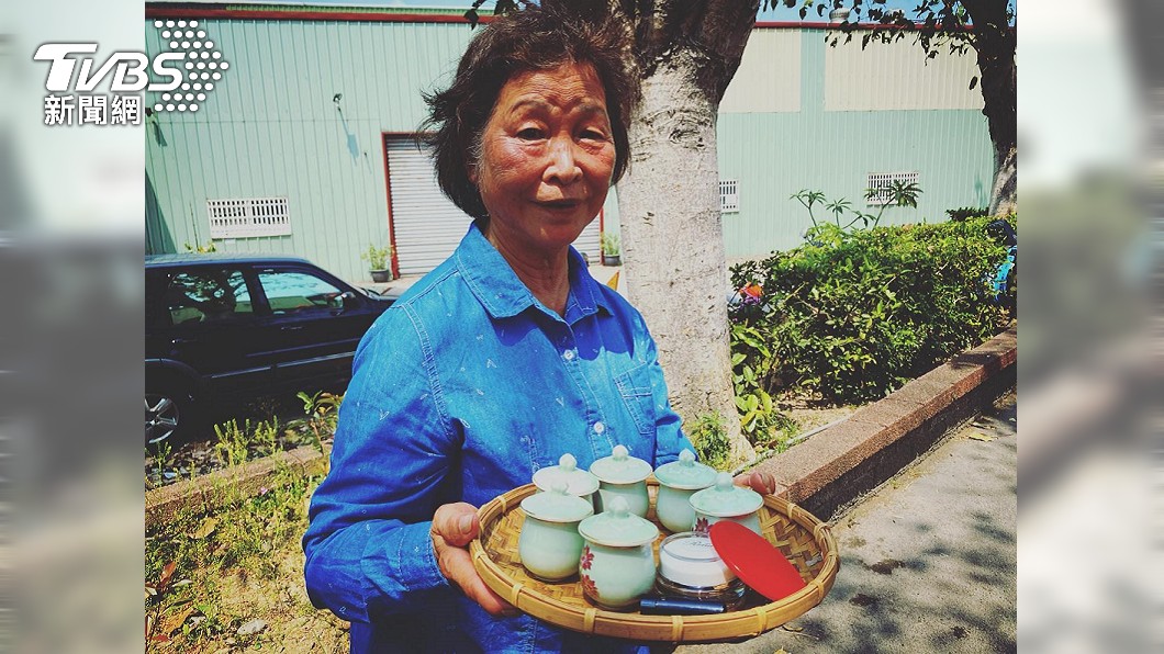 虔誠嬤捧「胭脂水粉」靜等白沙屯媽 暖喊:給媽祖婆補妝