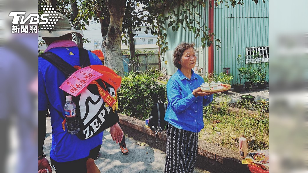 阿嬤在路邊靜靜等待媽祖聖駕。(圖/簡玄宗授權提供)