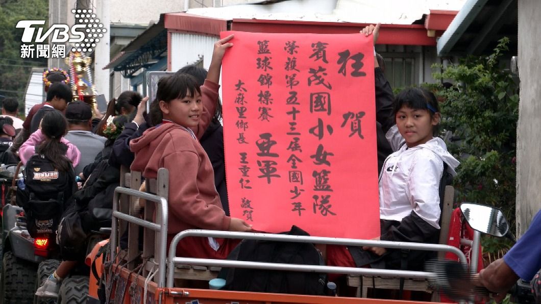 賓茂國小女籃奪下亞軍，小將們乘坐沙灘車遊街接受歡呼。（圖／中央社）