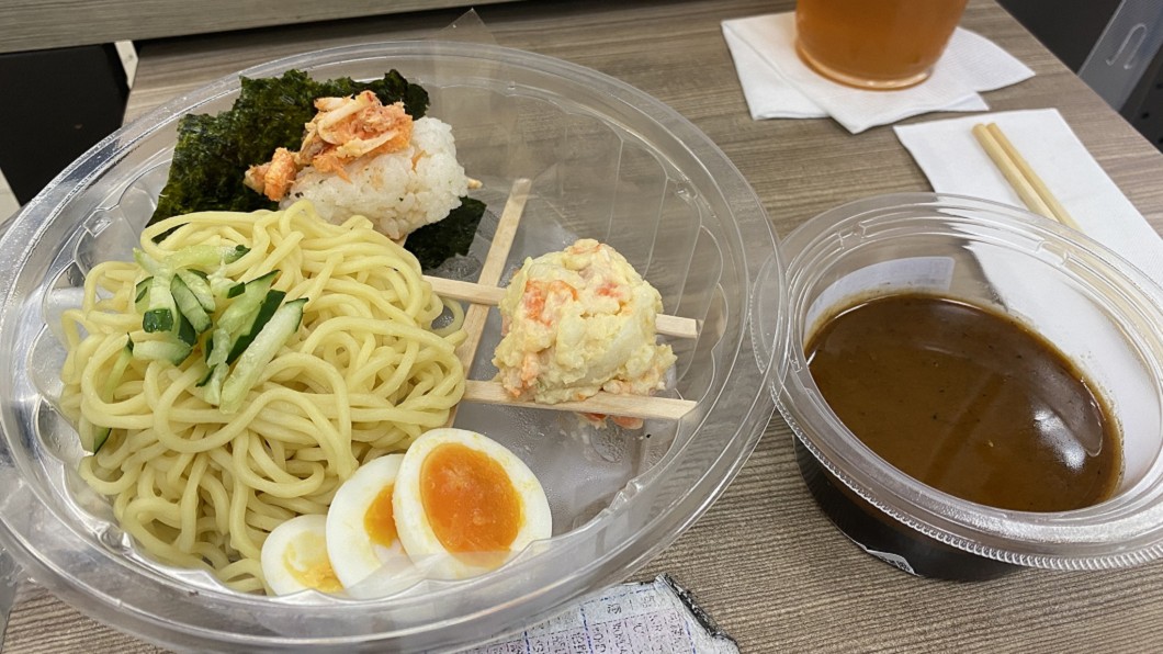 主餐與配菜分開擺盤後，讓便當價值有瞬間提升的感覺。（圖／翻攝自靠北7-11）