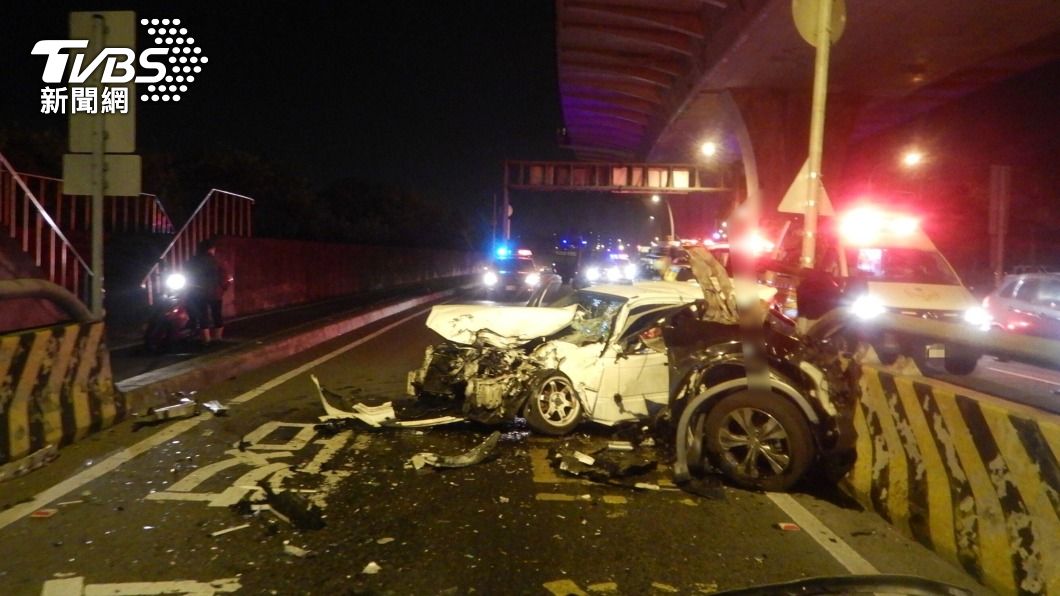 中市2車衝撞車體破碎成廢鐵　駕駛受困獲救