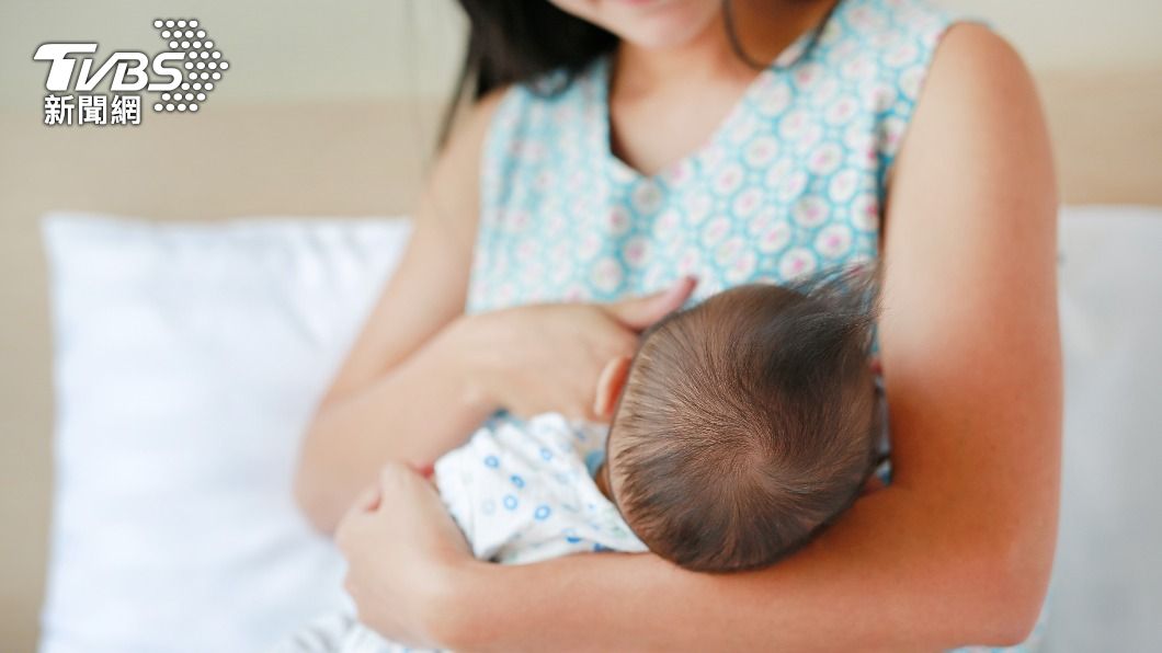 研究顯示母乳含有人工奶粉無法合成的營養。（圖／shutterstock）