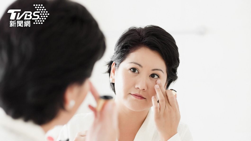 許多人怕眼睛長細紋,所以會選擇擦眼霜保養。(示意圖/shutterstock達志影像)