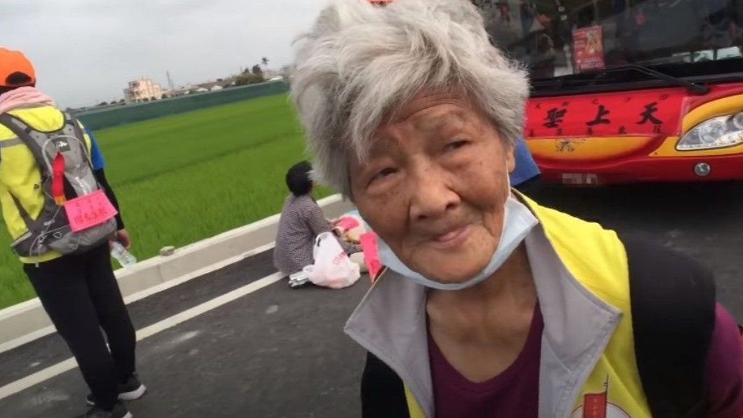 謝媽祖救病兒 88歲嬤信守承諾「連9年徒步進香」